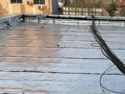 墨竹工卡卫生间漏水维修公司分享下墨竹工卡屋面楼顶防水刚性防水层施工要点。